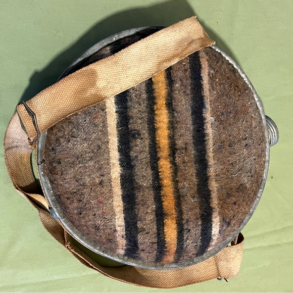Vintage cloth covered canteen - Picture 6 of 10